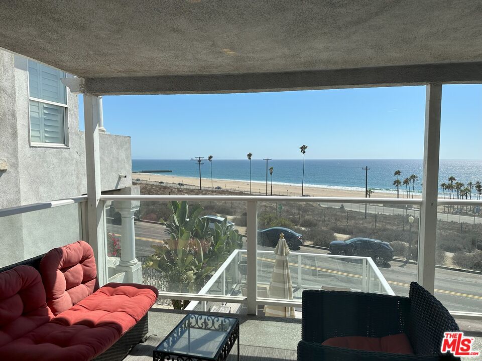 135 Napoleon Street Playa del Rey, CA 90293 - Photo 24 of 36 a terrace with seating area