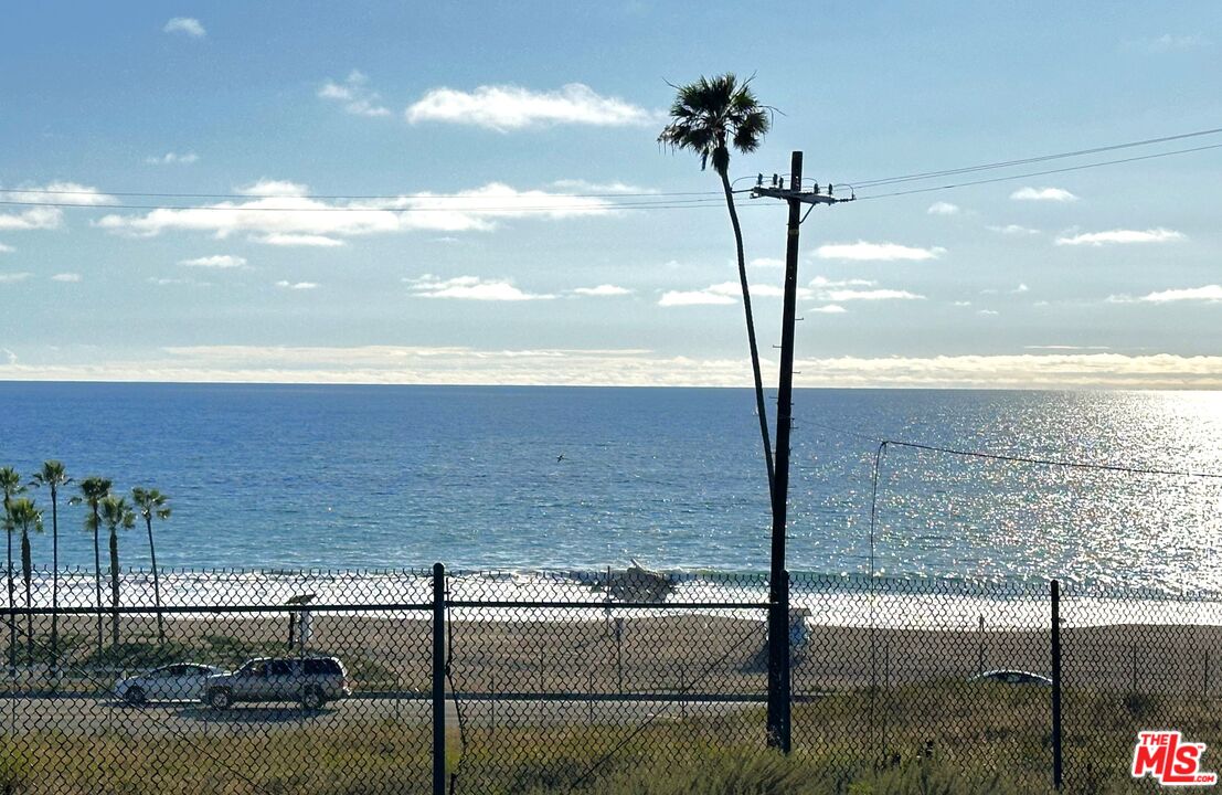 135 Napoleon Street Playa del Rey, CA 90293 - Photo 5 of 36 a view of a terrace