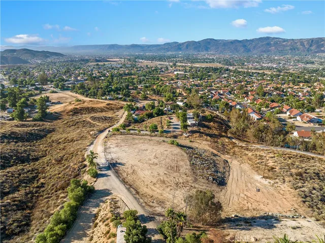 a view of a yard with a mountain