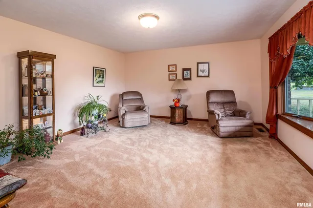 $400,000 | 11688 Strawberry Road, Carbondale, IL 62901