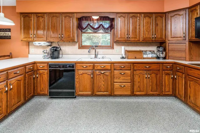 $400,000 | 11688 Strawberry Road, Carbondale, IL 62901