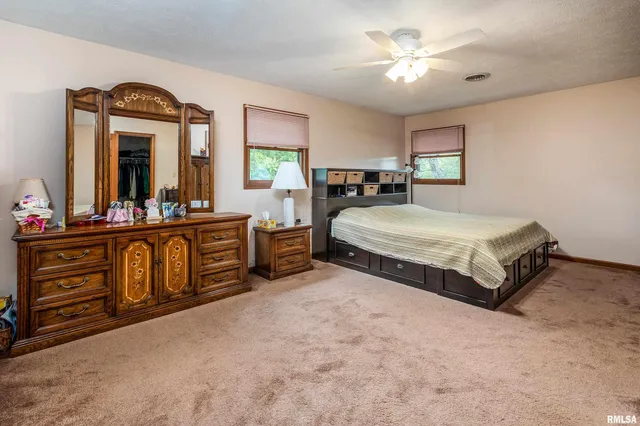 $400,000 | 11688 Strawberry Road, Carbondale, IL 62901