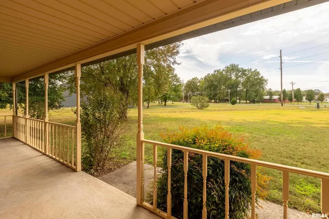 $400,000 | 11688 Strawberry Road, Carbondale, IL 62901