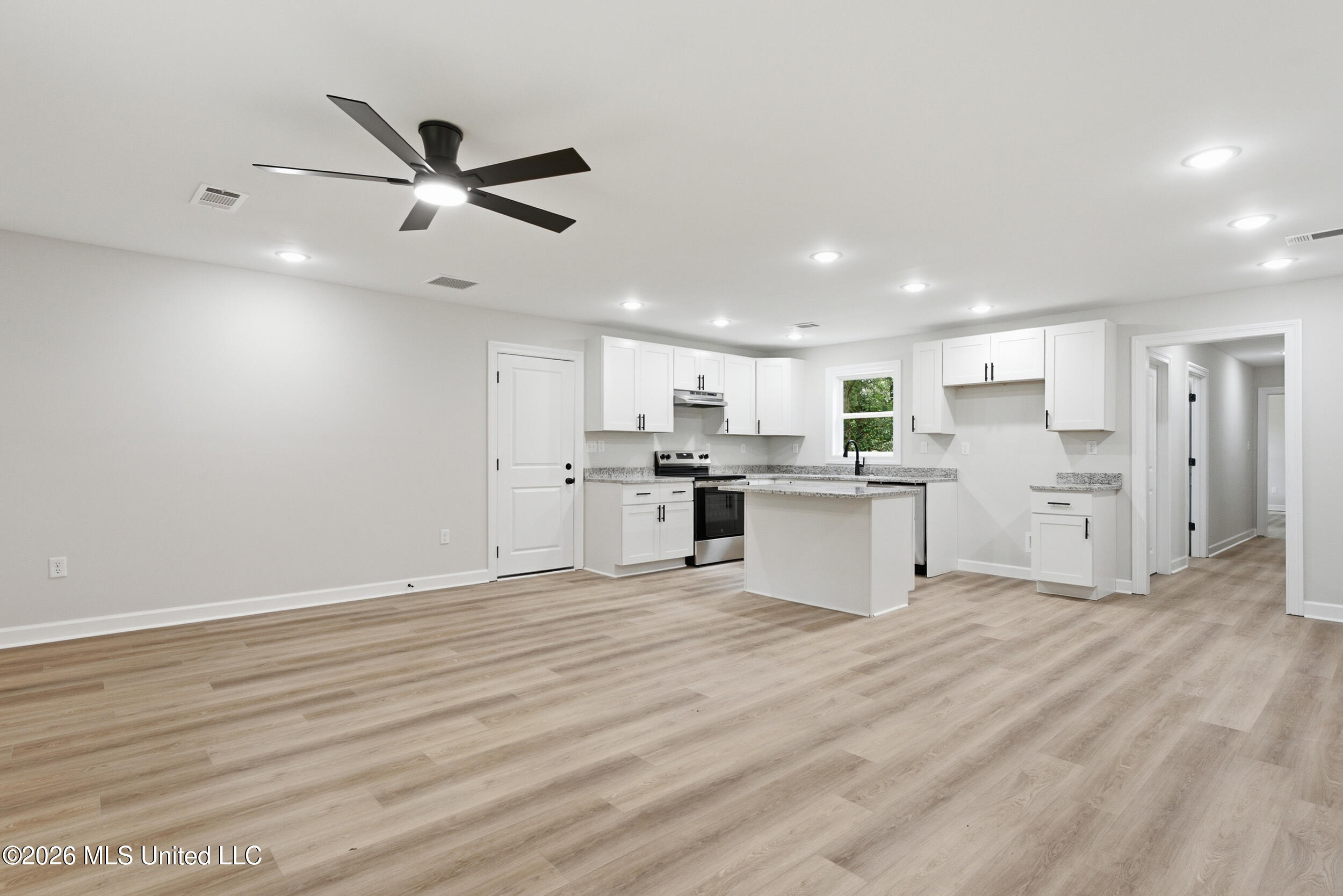 4683 Belmont Road Hernando, MS 38632 - Photo 6 of 30 Living Room