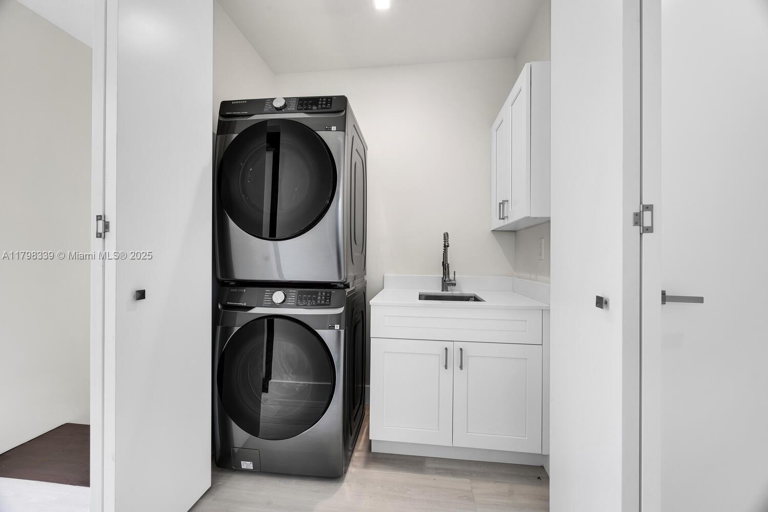 3224 Elizabeth Street Miami, FL 33133 - Photo 23 of 30 a utility room with sink dryer and washer