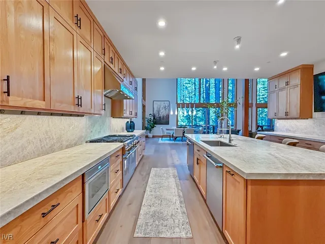 a en suite bathroom with a sink and a mirror