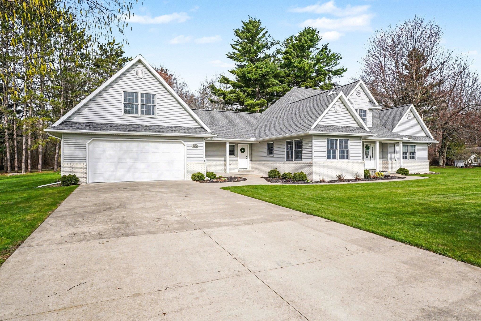 5605 North Shore Road Pinconning, MI 48650 - Photo 1 of 37