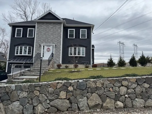$3,900 | 78 Mountain Road, Unit B, Burlington, MA 01803