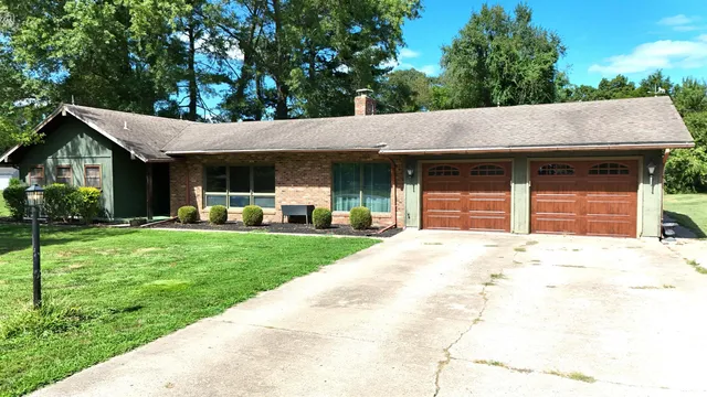 $199,000 | 167 Fox Creek Road, Flora, IL 62839