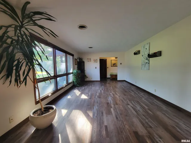 $199,000 | 167 Fox Creek Road, Flora, IL 62839