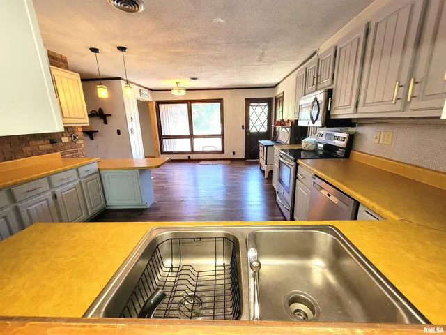 $199,000 | 167 Fox Creek Road, Flora, IL 62839