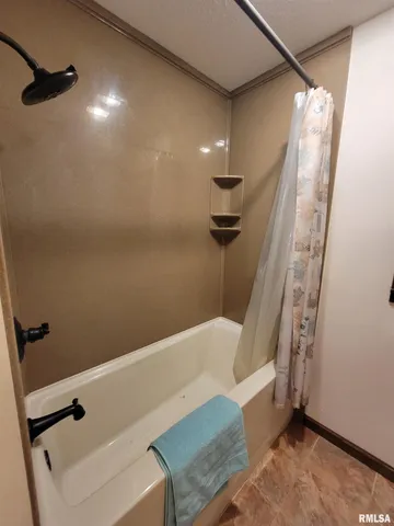 $199,000 | 167 Fox Creek Road, Flora, IL 62839