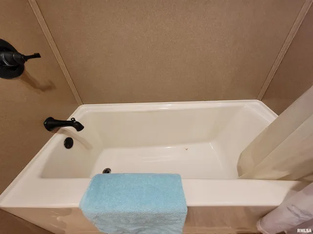 $199,000 | 167 Fox Creek Road, Flora, IL 62839