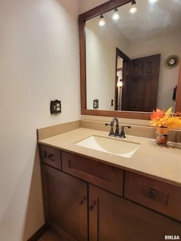 $199,000 | 167 Fox Creek Road, Flora, IL 62839