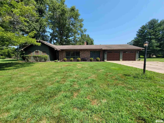 $199,000 | 167 Fox Creek Road, Flora, IL 62839