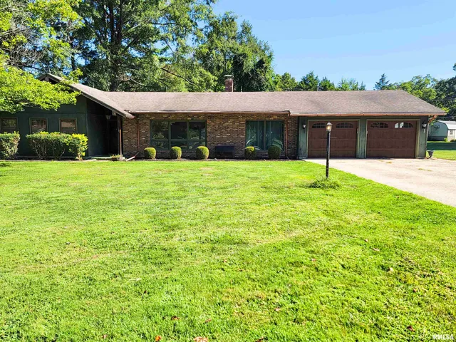 $199,000 | 167 Fox Creek Road, Flora, IL 62839