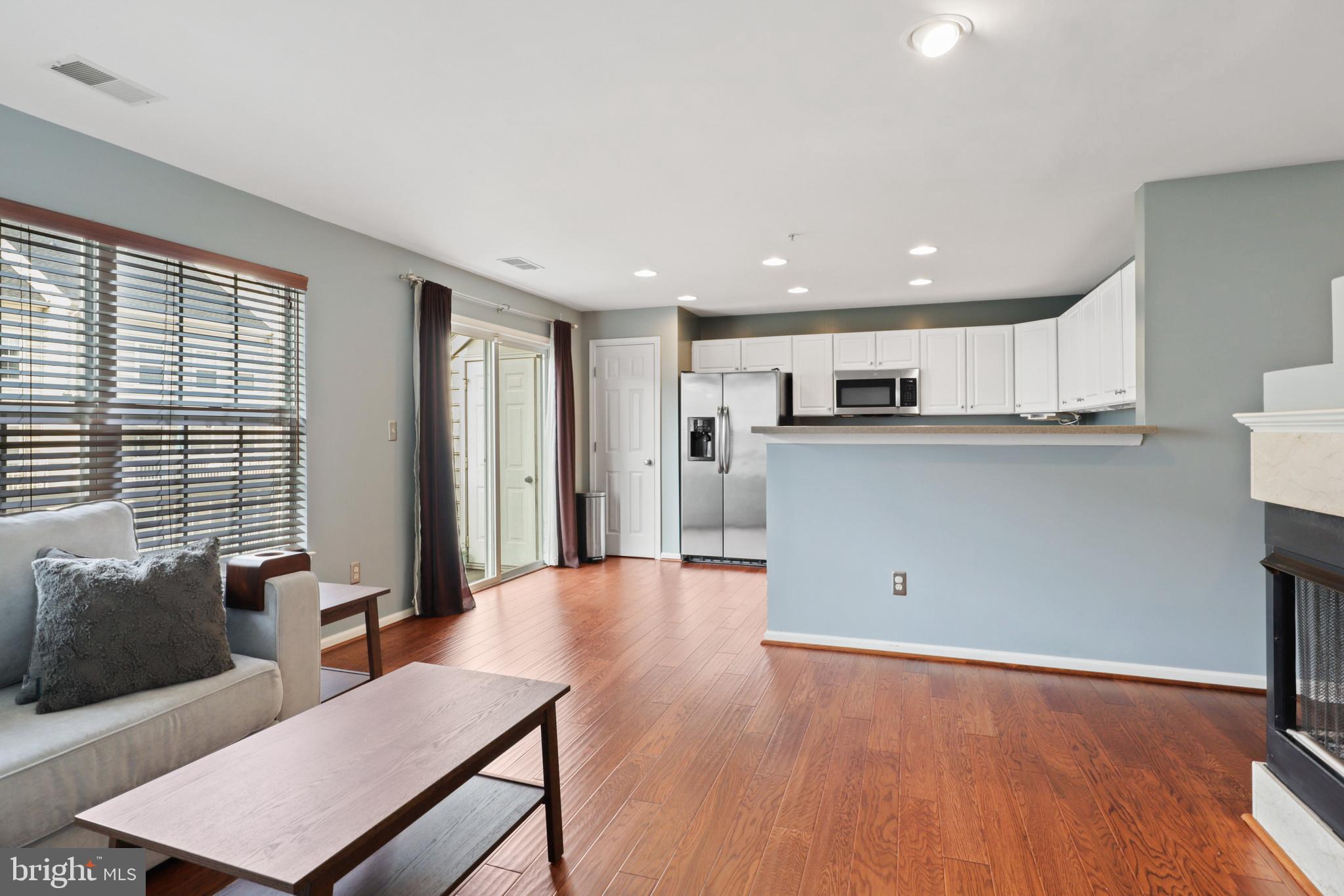 12067 Trumbull Way Reston, VA 20190 - Photo 13 of 67 Kitchen Bar