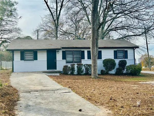 a view of a house with a yard