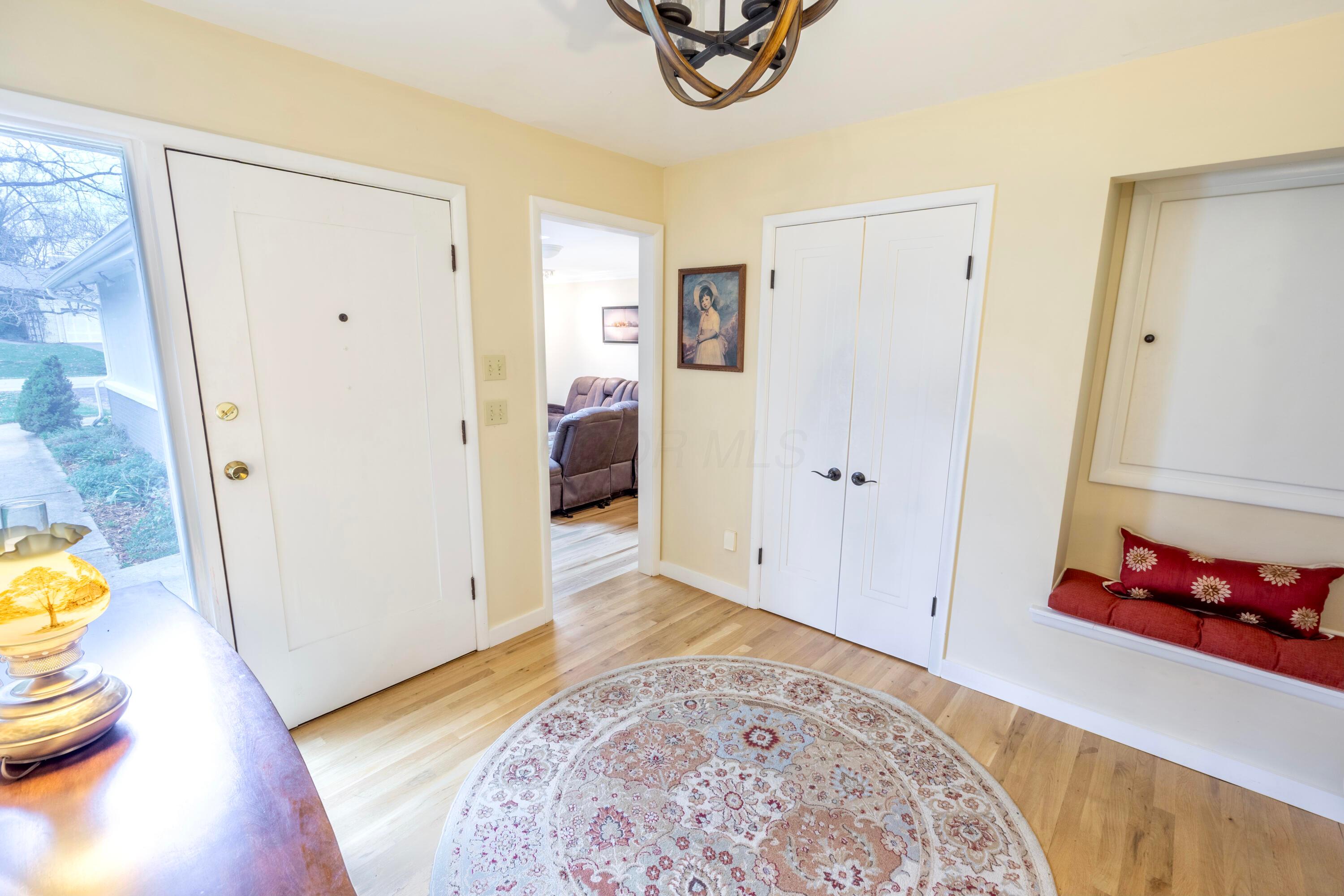 6614 Merwin Road Columbus, OH 43235 - Photo 5 of 46 Looking back toward the front door with sidelight!