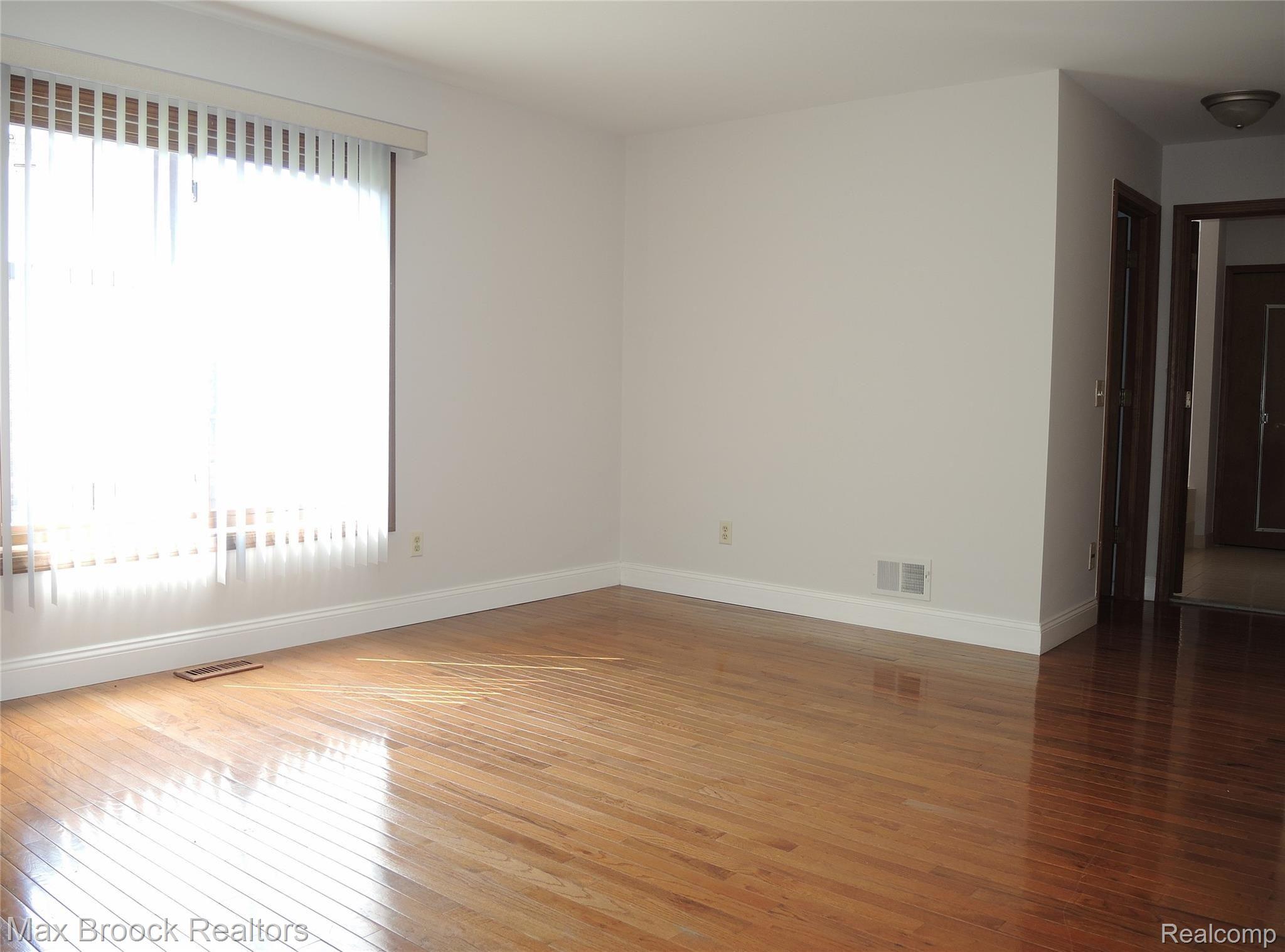 1240 Bembridge Drive Rochester, MI 48307 - Photo 15 of 48 1ST FLOOR MASTER SUITE