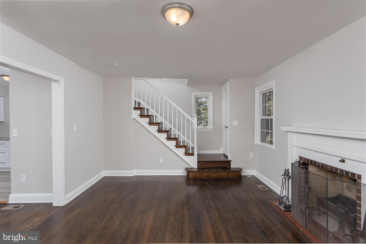 5318 Plymouth Road Baltimore, MD 21214 - Photo 20 of 50 Spacious Living Area