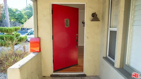 a view of a house with backyard