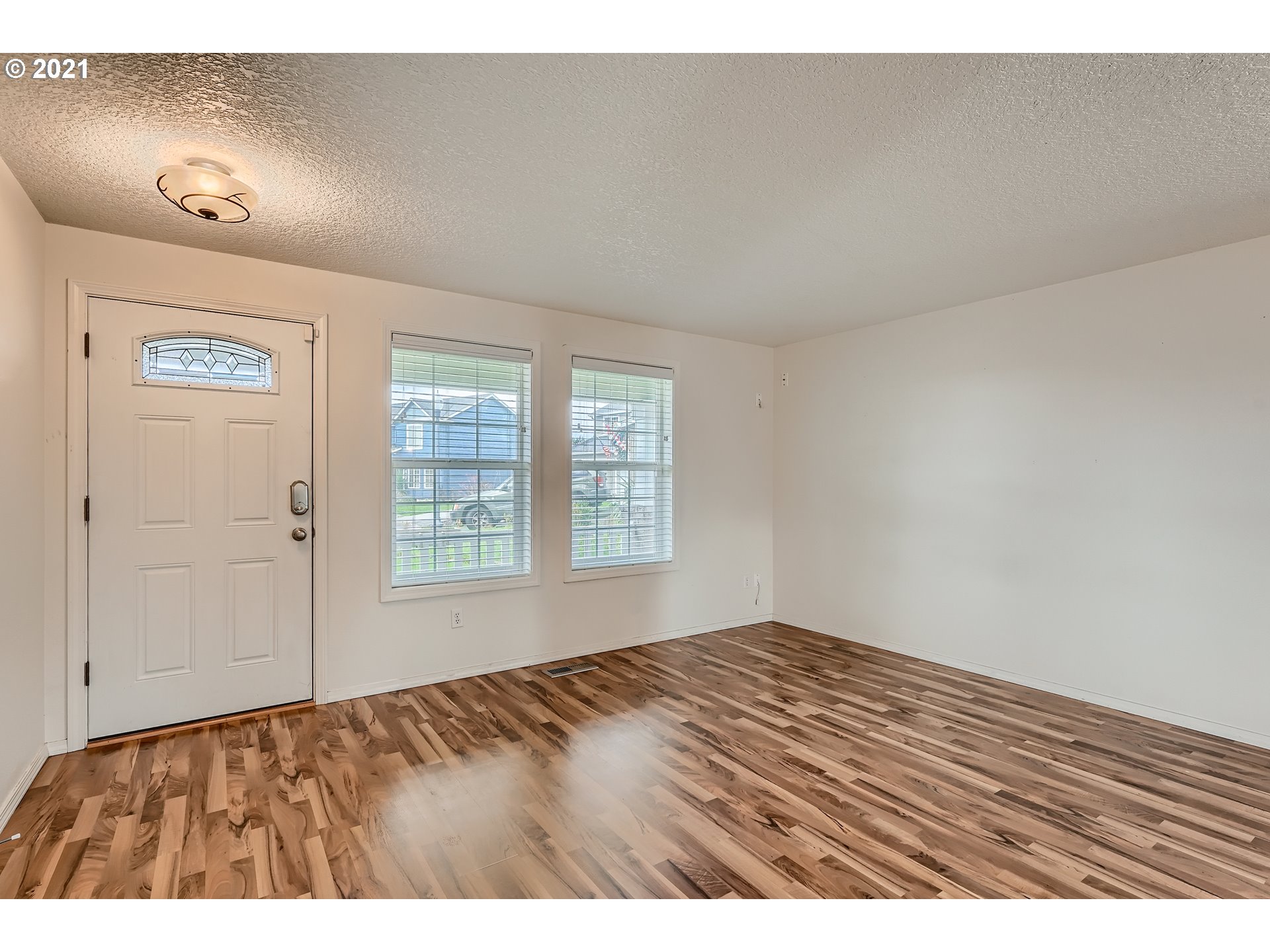 2417 North 9th Circle Ridgefield, WA 98642 - Photo 4 of 32 a view of an empty room and window