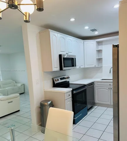 $4,700 | 3225 Southwest 94th Avenue, Miami, FL 33165