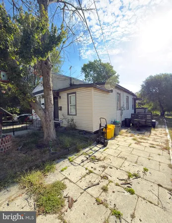 a view of back yard of the house