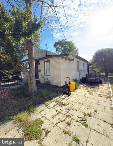 a view of back yard of the house