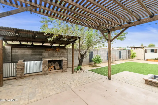 a view of a backyard