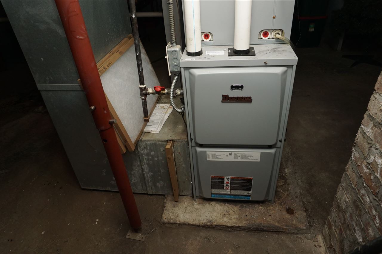 4486 Safford Road Rockford, IL 61101 - Photo 19 of 19 a utility room with dryer and washer