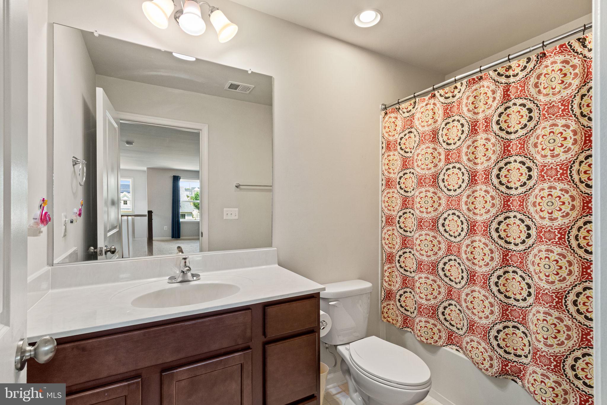 995 Aspen Road Stafford, VA 22554 - Photo 23 of 39 Upper level full bath with tub shower combo