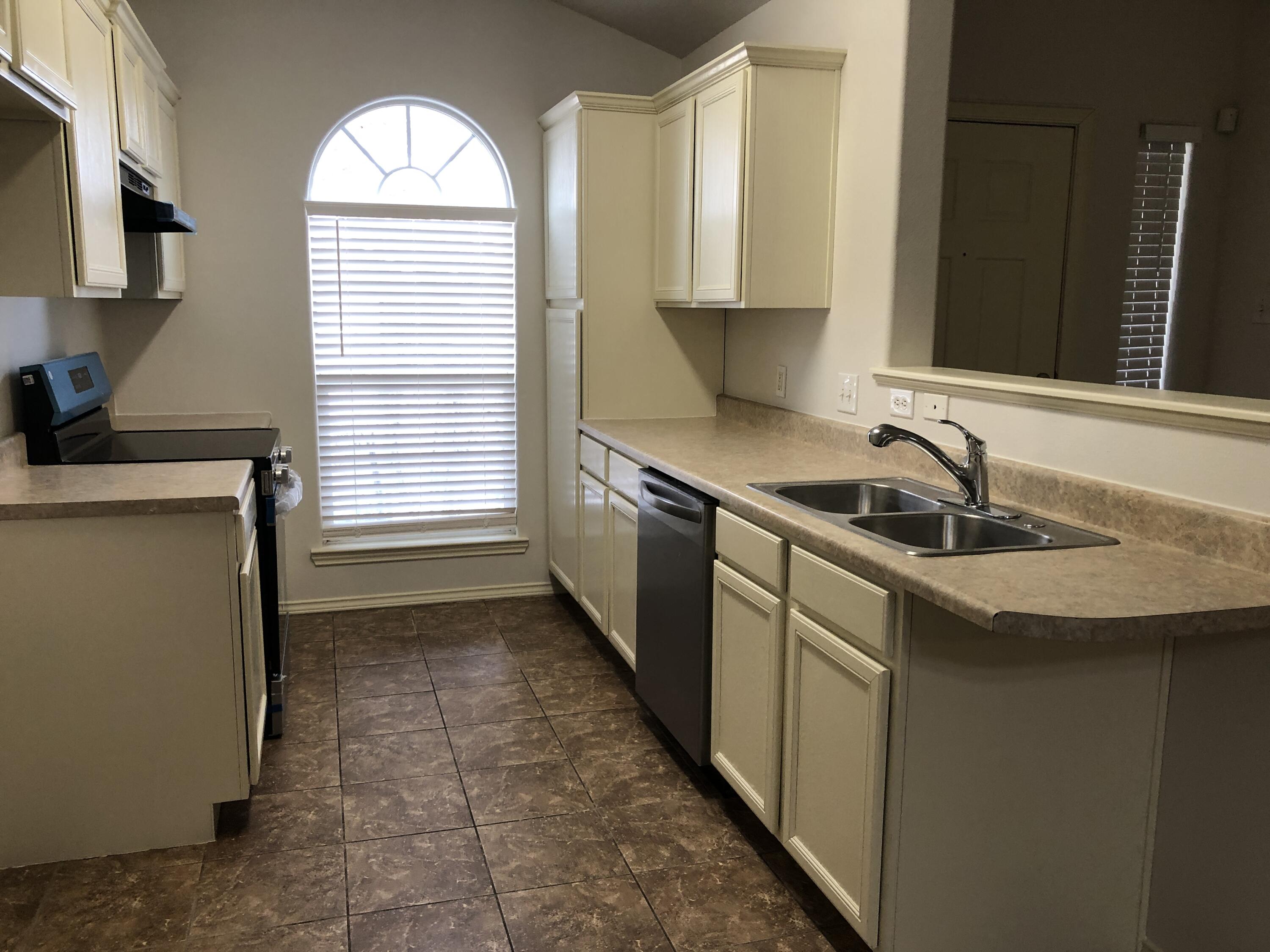 6705 84th Street Lubbock, TX 79424 - Photo 9 of 26 IMG_9480