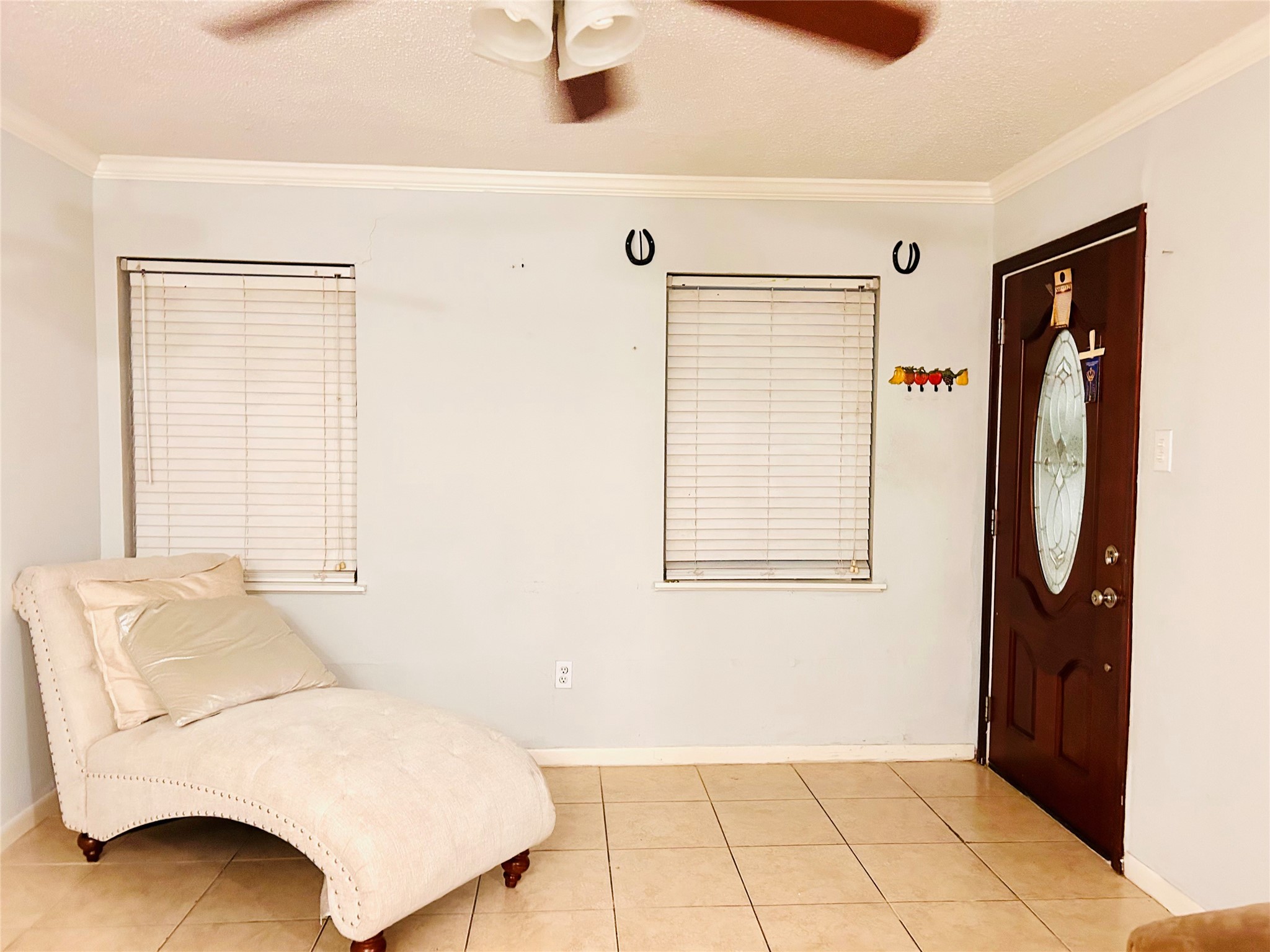 11643 Chimney Rock Road, Unit B Houston, TX 77035 - Photo 4 of 9 a room with a bed and a mirror