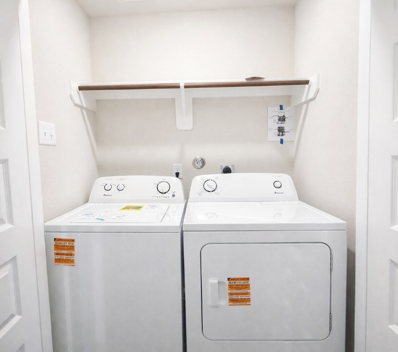 5127 Shelby Katherine Drive Rosharon, TX 77583 - Photo 8 of 12 a utility room with dryer and washer