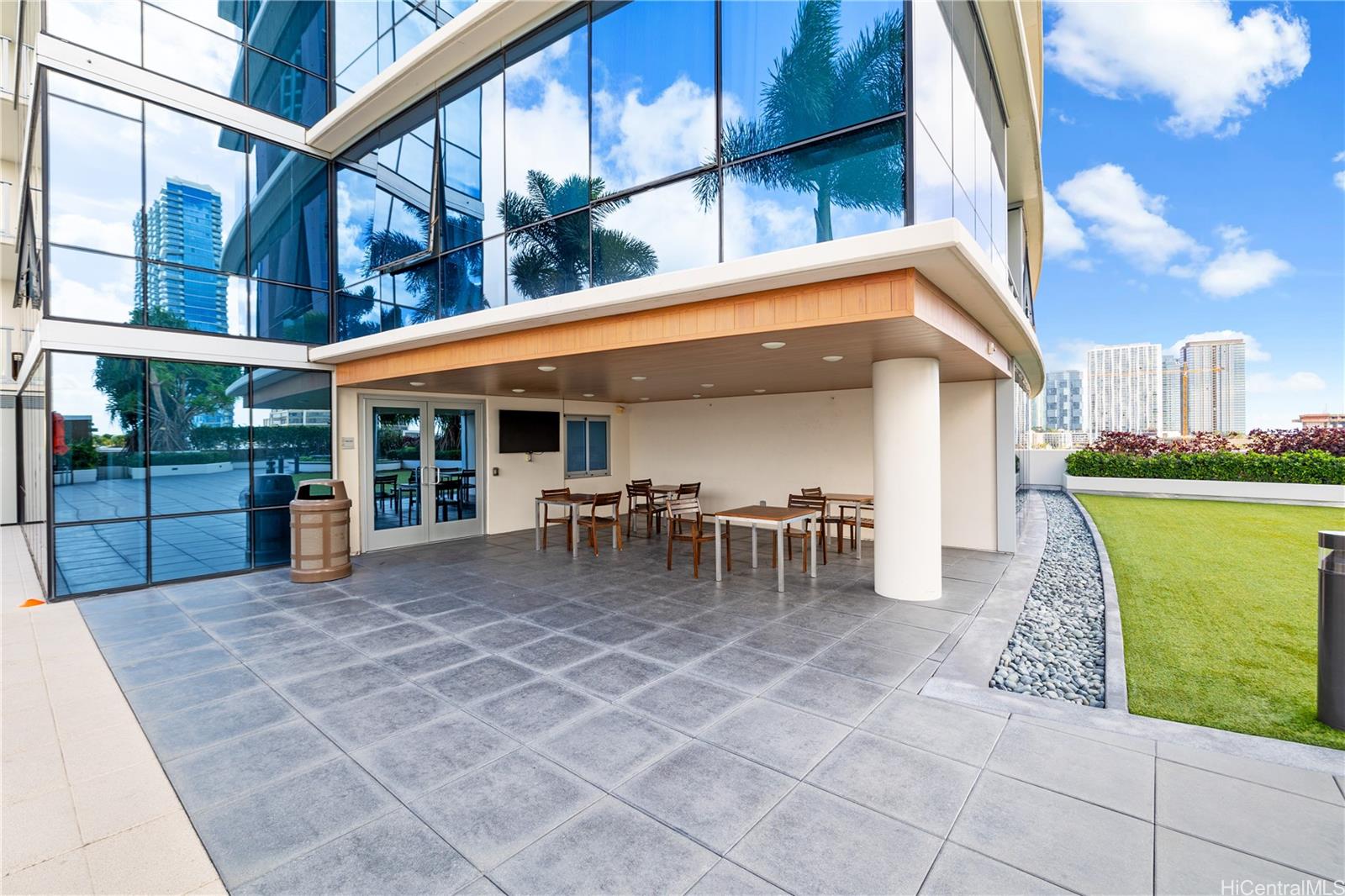 555 South Street, Unit 1805 Honolulu, HI 96813 - Photo 12 of 20 a view of a patio with table and chairs with wooden floor and plants
