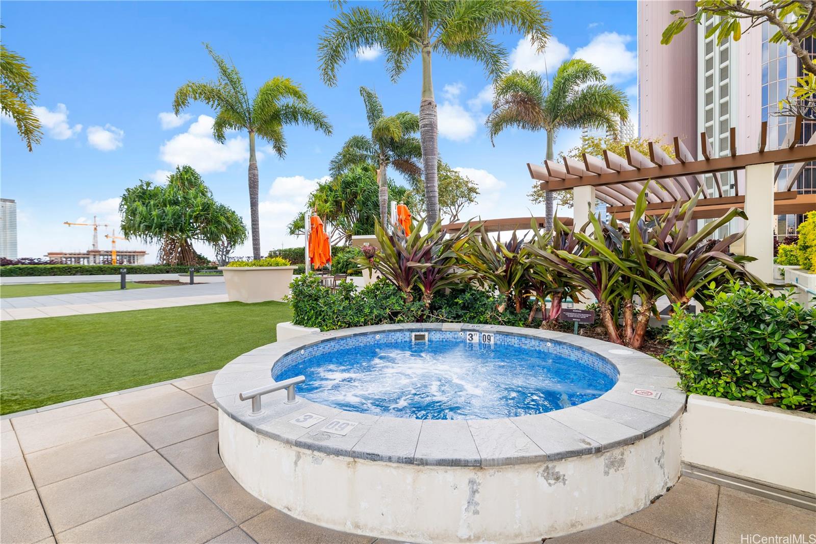 555 South Street, Unit 1805 Honolulu, HI 96813 - Photo 15 of 20 a view of a swimming pool with a garden