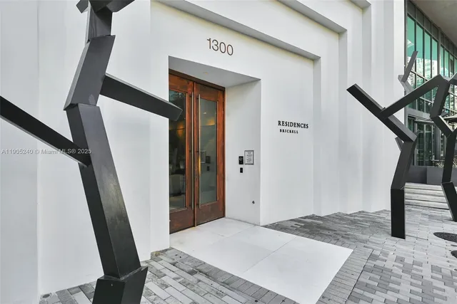 a view of entryway with a front door