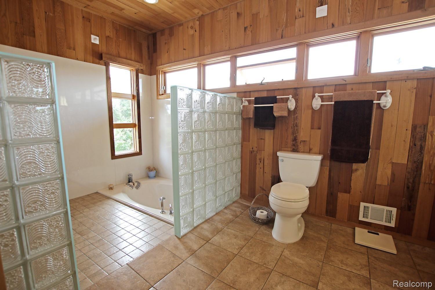 9175 Ridge Road Goodrich, MI 48438 - Photo 30 of 59 30) Master Bath.jpg