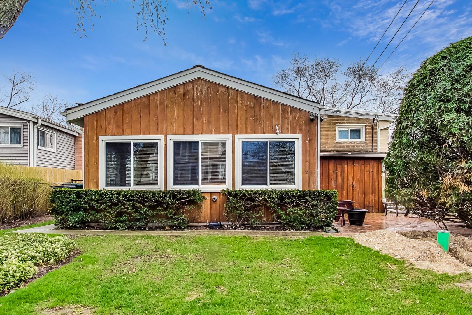 322 Voltz Road Northbrook, IL 60062 - Photo 16 of 21 front view of a house with a yard