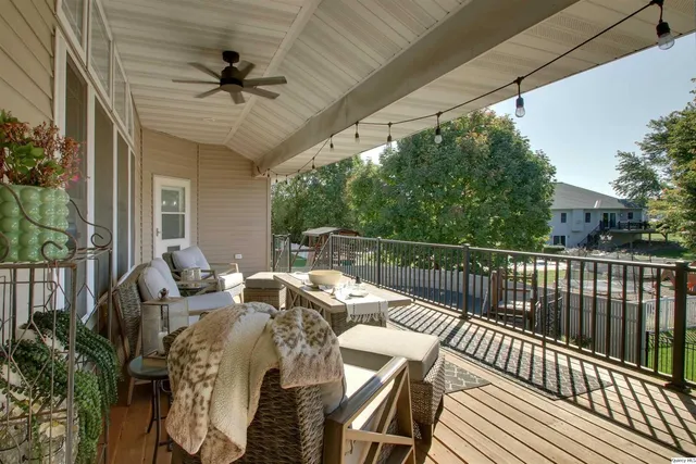 a view of entryway with patio