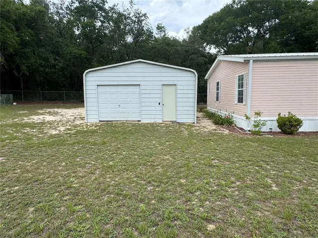 a view of a backyard