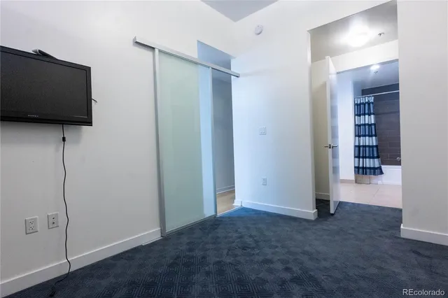 a close up view of a washer and dryer