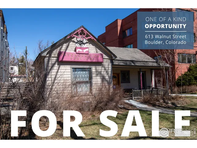 a view of entryway front of a house
