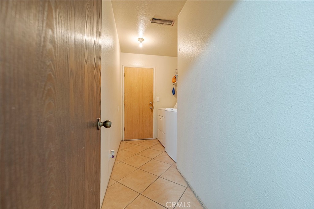 2394 Lance Street Merced, CA 95348 - Photo 20 of 34 a view of a hallway