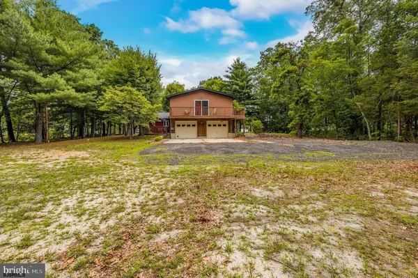 a swimming pool is sitting in the middle of a yard