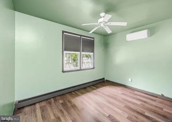 a view of empty room with window