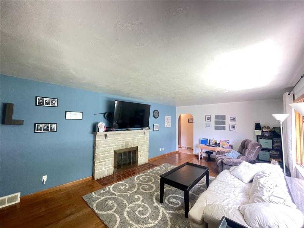 229 Meadowbrook Road Hermitage, PA 16148 - Photo 3 of 34 Gallery Image 3