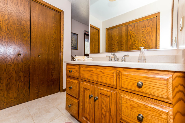 809 Overlook Drive Frankfort, IL 60423 - Photo 13 of 24 a bathroom with a sink and a mirror